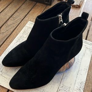 Gently worn Dolce Vita Pearse blk suede sz 6 booties